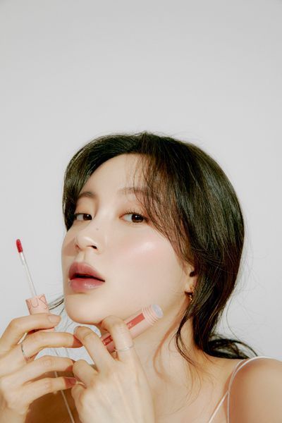 Глянцевый тинт с оттенком ореха Rom&nd Juicy Lasting Tint #23 Nucadamia 123 фото